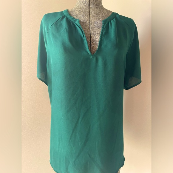 Old Navy Women’s Botanical Green Relaxed Split-Neck Top (23) - Picture 3 of 7